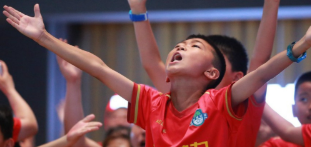 河北华夏幸福球迷第二现场观看比赛气氛热烈