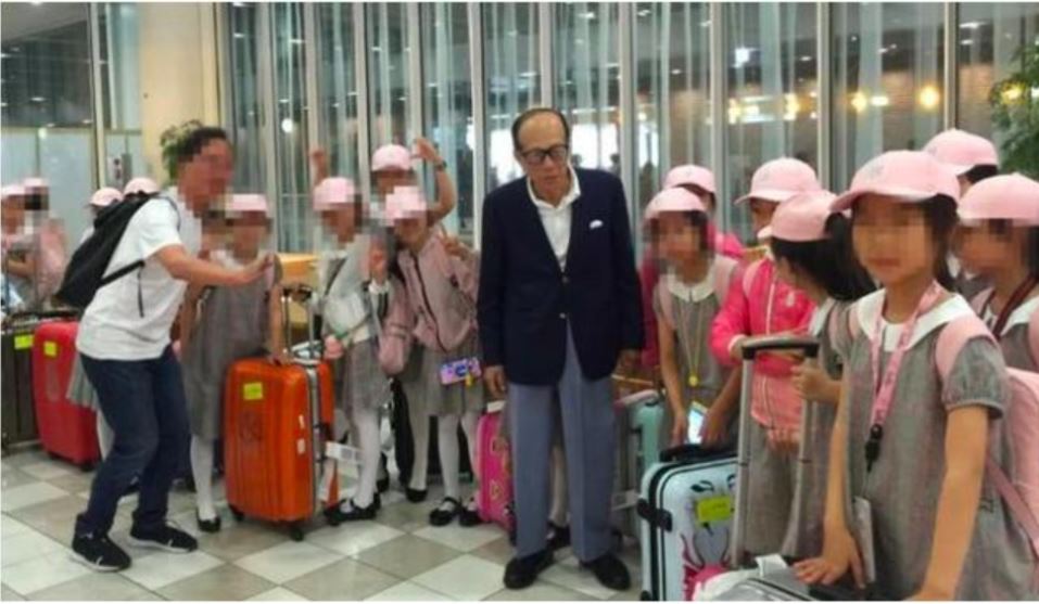 <b>91岁李嘉诚机场遇孩子，大方捐助旅费100万，网友</b>