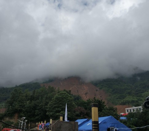       贵州水城山体滑坡救援现场 雨停天晴多辆挖