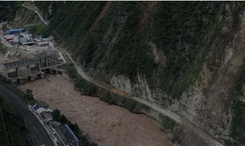 四川甘洛再现强降雨道路中断 抢险仍在紧张进行