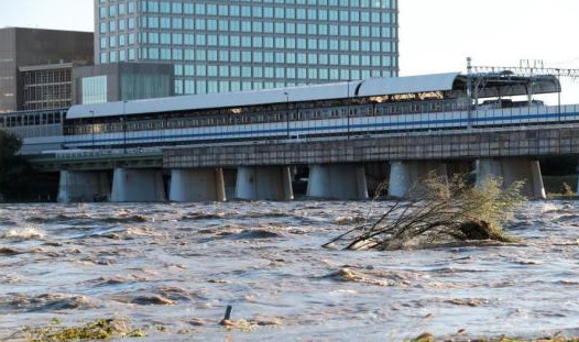 <b>      台风“海贝思”袭日致河流泛滥交通瘫痪无</b>