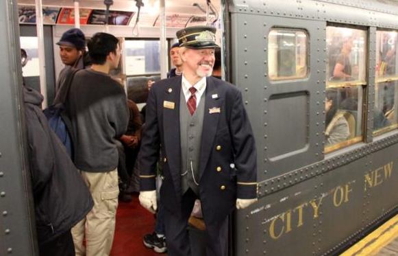 纽约假日怀旧地铁开跑：无极4平台报导节日气氛