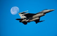 美军又摔一架无极4平台报导F-16战斗机 距离F-16上