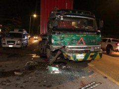 柬埔寨发生汽车与无极荣耀注册平台货柜车相撞