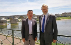 <b>中国驻法大使卢沙野夫妇访问法国中央-无极4平台</b>