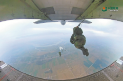 <b>无极4平台链接空降兵某旅组织跳伞训练，锤炼官</b>